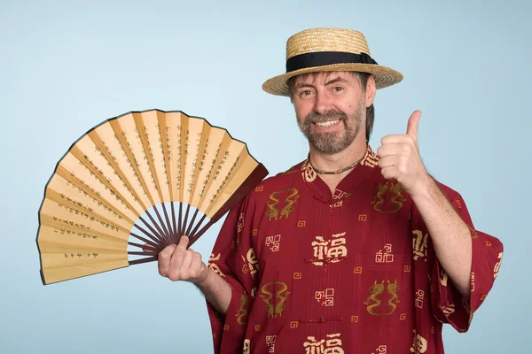 Улыбающаяся европейка в традиционной китайской рубашке — стоковое фото
