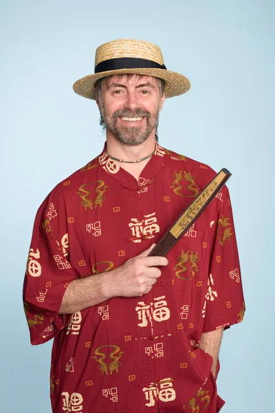 Мужчина в китайской рубашке с веером — стоковое фото