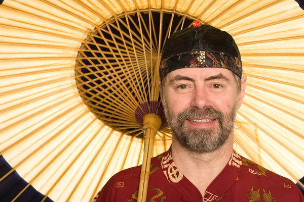Caucasiano em camisa chinesa e guarda-chuva — Fotografia de Stock