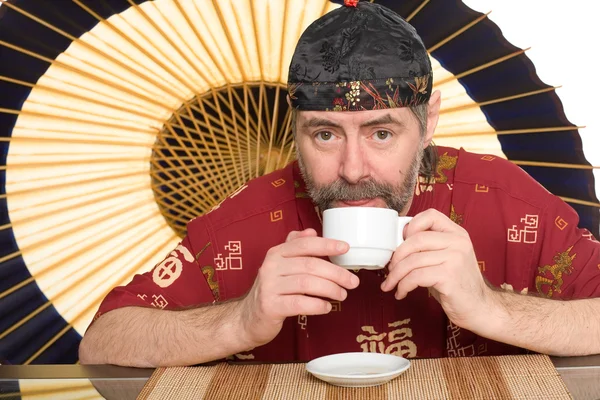 Uomo in costume cinese che beve tè — Foto Stock