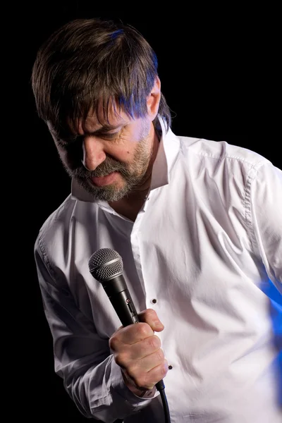Chanteur avec un microphone — Photo
