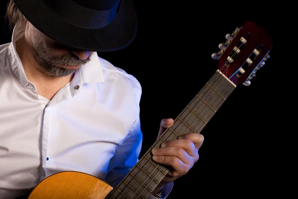 Гитарист играет на гитаре — стоковое фото