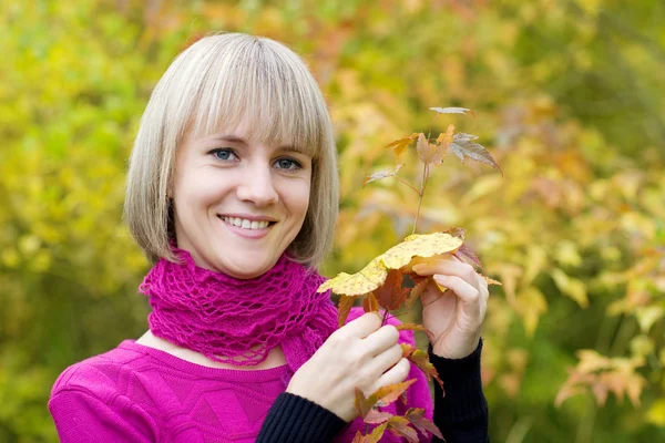 秋の葉を持つ少女 — ストック写真