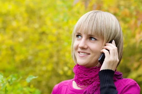 Młoda kobieta rozmowy na telefon komórkowy — Zdjęcie stockowe