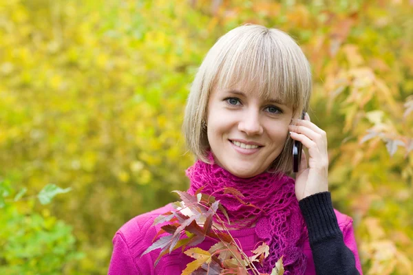 Blonde praten op een mobiele telefoon — Stockfoto
