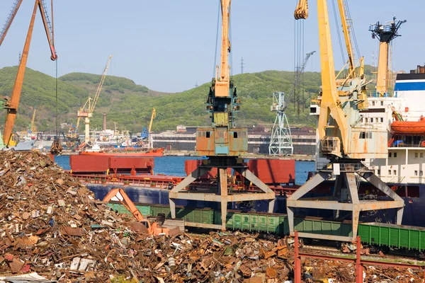 Recyklace kovového odpadu v přístavu — Stock fotografie
