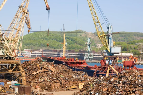 Recyklace kovového odpadu v přístavu — Stock fotografie