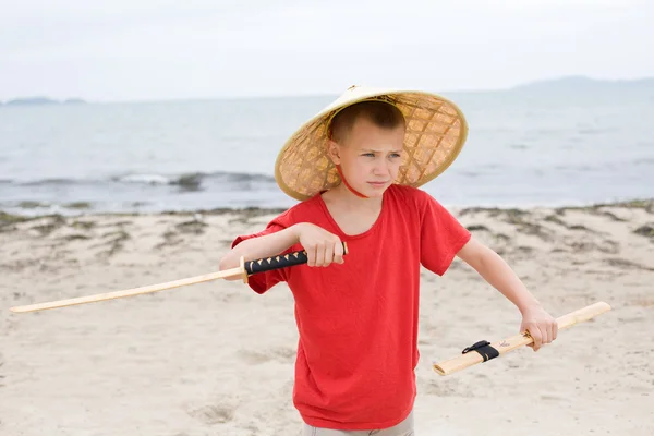 Хлопчик з самураєм мечем — стокове фото
