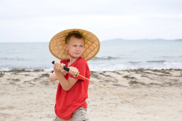 Jongen speelt met een samurai zwaard — Stockfoto