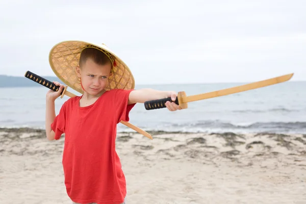 Niño con niños espadas samurai —  Fotos de Stock