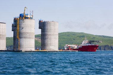 Ocean tug and offshore oil platform clipart
