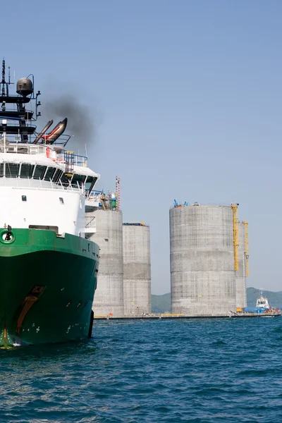 Sleepboot en offshore olie-platform — Stockfoto