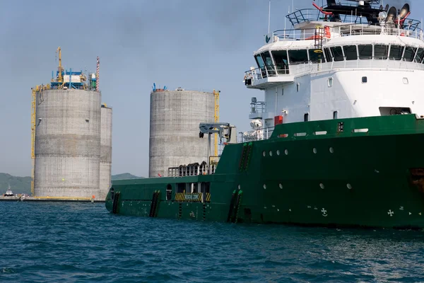 Tug towing base offshore oil platform — Stock Photo, Image
