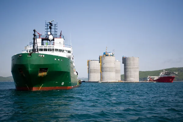 Tazas base de remolque plataforma petrolífera en alta mar — Foto de Stock