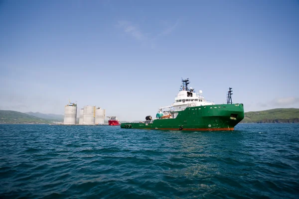 Remolcador remolcador plataforma petrolífera mar adentro — Foto de Stock