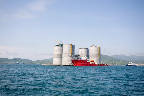 Tugs at the base oil platform — Stock Photo, Image