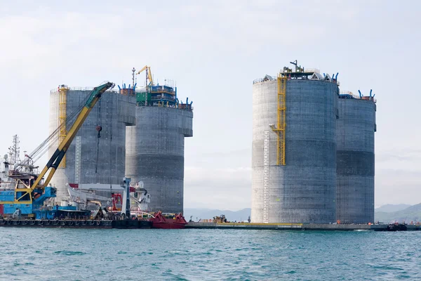 Gru galleggiante alla base della piattaforma petrolifera — Foto Stock