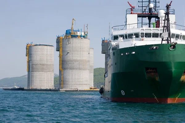Base de remolque remolcador plataforma petrolífera en alta mar —  Fotos de Stock