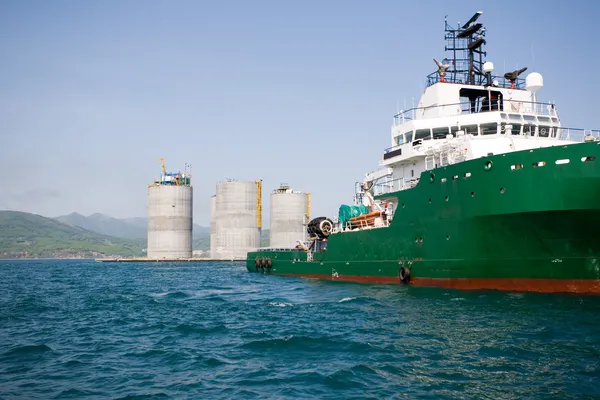 Oceaan sleepboot trekkende olieplatform — Stockfoto