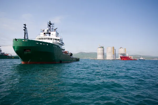 Okyanus tugs çekme temel petrol platformu — Stok fotoğraf