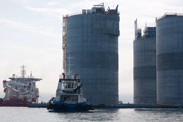 Base de plataforma petrolífera y remolcadores —  Fotos de Stock