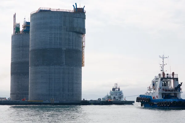 Base oil platform and tugs — Stock Photo, Image