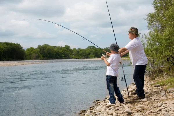 祖父和孙子钓鱼 — 图库照片