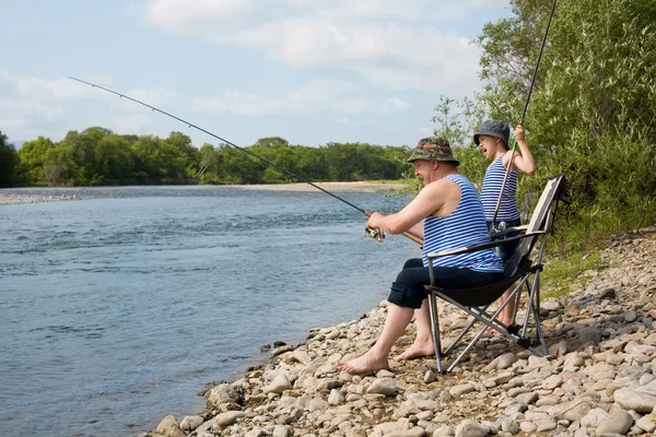 Farfar och sonson fiske på helgen — Stockfoto