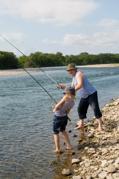 祖父と孫の釣り — ストック写真
