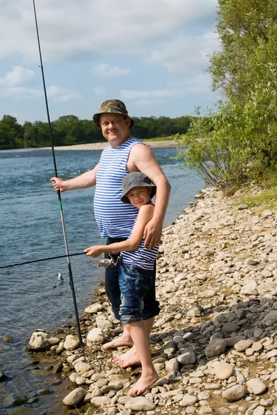 Avô alegre e neto no rio — Fotografia de Stock