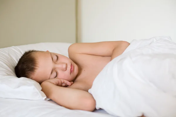 Spící chlapec v posteli — Stock fotografie