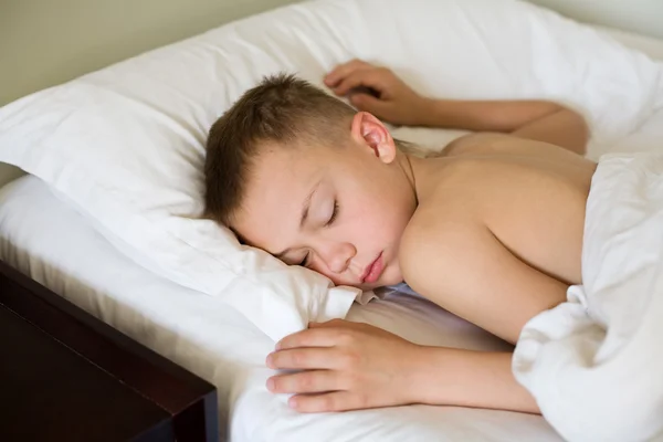 Uyuyan çocuk yatakta — Stok fotoğraf
