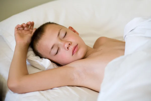 Sovende dreng i sengen - Stock-foto