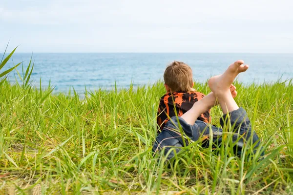 Rapaz feliz olhando para o mar — Fotografia de Stock