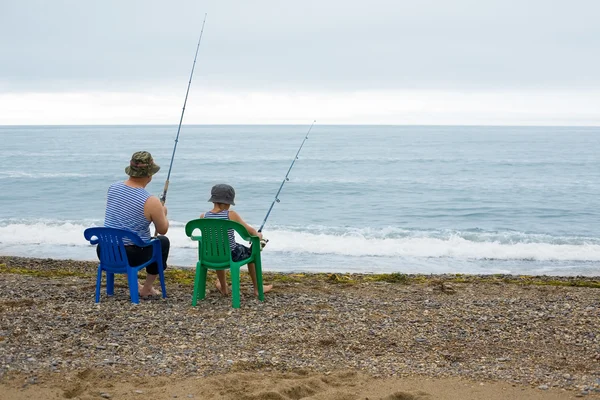 Дедушка и внук идут на рыбалку. — стоковое фото