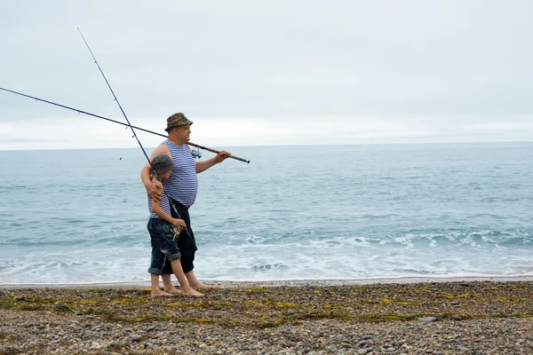 祖父和孙子钓鱼 — 图库照片