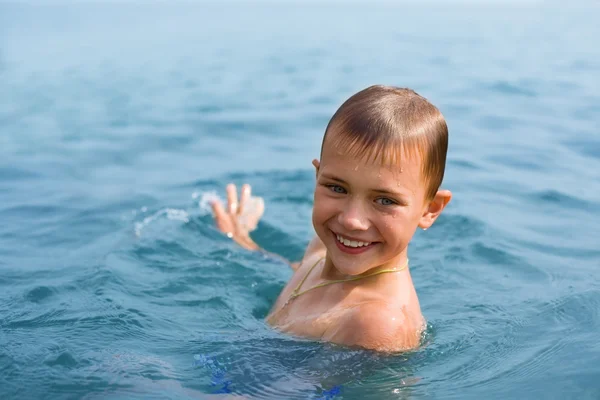 Menino feliz nadando no mar — Fotografia de Stock