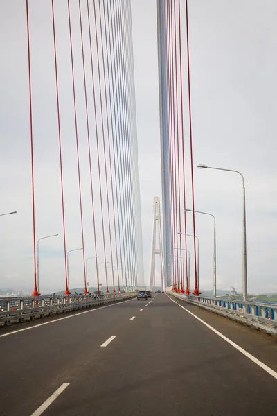 Подвесной кабельный мост во Владивостоке — стоковое фото