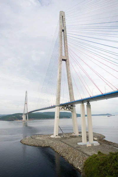 Новый подвесной мост на русском острове во Владивостоке — стоковое фото