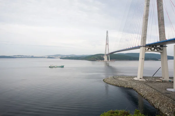 Ponte de suspensão na ilha russa em Vladivostok — Fotografia de Stock