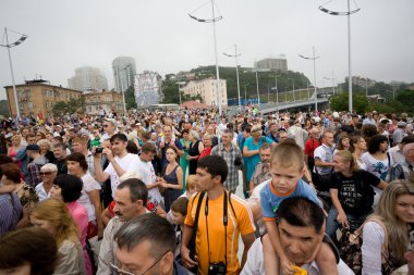 vladivostok, Rusya Bridge'de açılışını kutluyor.