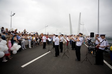 vladivostok, Rusya Bridge'de açılışını kutluyor.