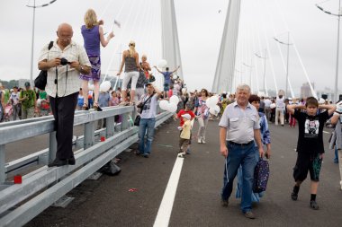 vladivostok, Rusya Bridge'de açılışını kutluyor.