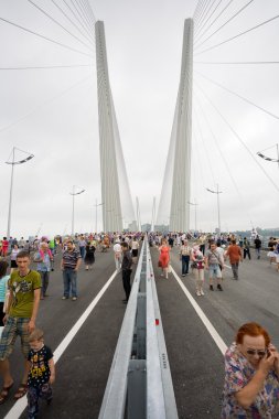 vladivostok, Rusya Bridge'de açılışını kutluyor.