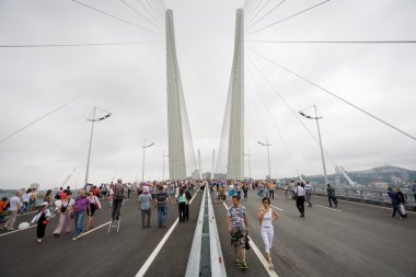 vladivostok, Rusya Bridge'de açılışını kutluyor.