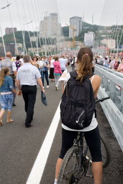 vladivostok, Rusya Bridge'de açılışını kutluyor.