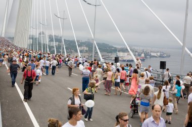 vladivostok, Rusya Bridge'de açılışını kutluyor.