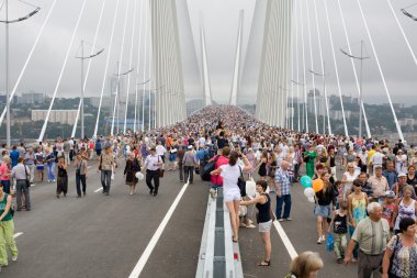 vladivostok, Rusya Bridge'de açılışını kutluyor.