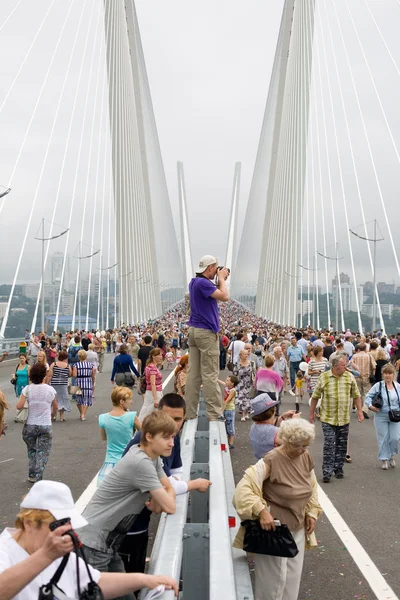 vladivostok, Rusya Bridge'de açılışını kutluyor.