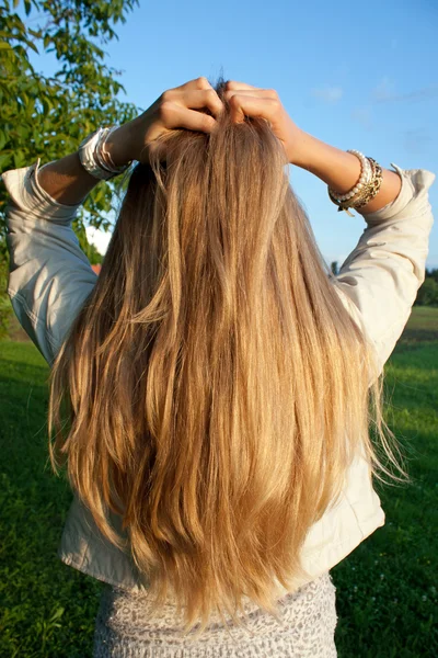 Mujer joven con el pelo rubio — Foto de Stock